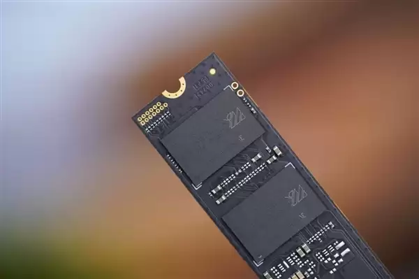 疾速7400MB/s！长江存储致态TiPlus7100s 2TB SSD图赏