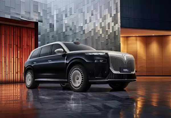 岚图第30万辆整车下线:华系最霸气旗舰SUV泰山来了!