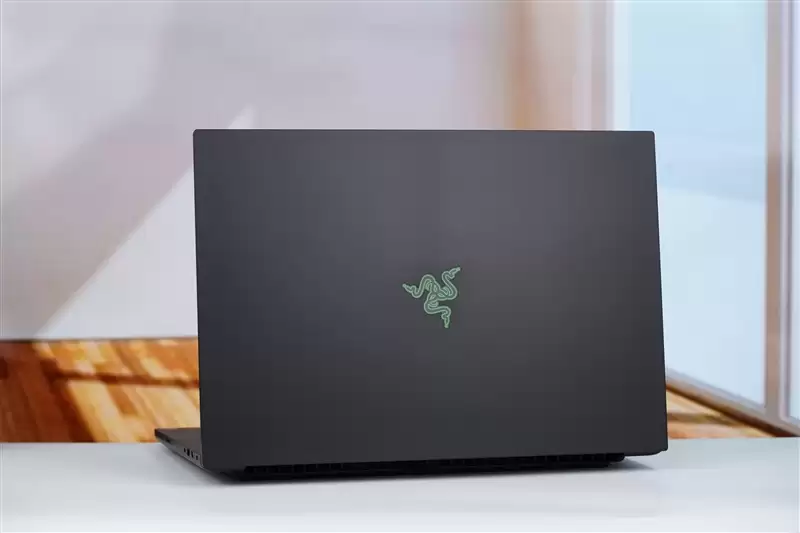 没有短板!雷蛇灵刃18+ 2025评测:配置拉满的顶级游戏本+18寸也能轻盈纤薄