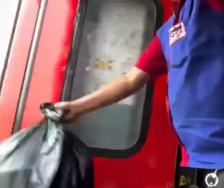 网友吐槽印度保洁员：火车行驶途中直接将垃圾扔向铁轨