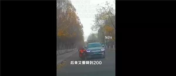 老人骑车碰瓷未果又撞向后车 张口就索赔2000元：结果竟灰溜溜走掉