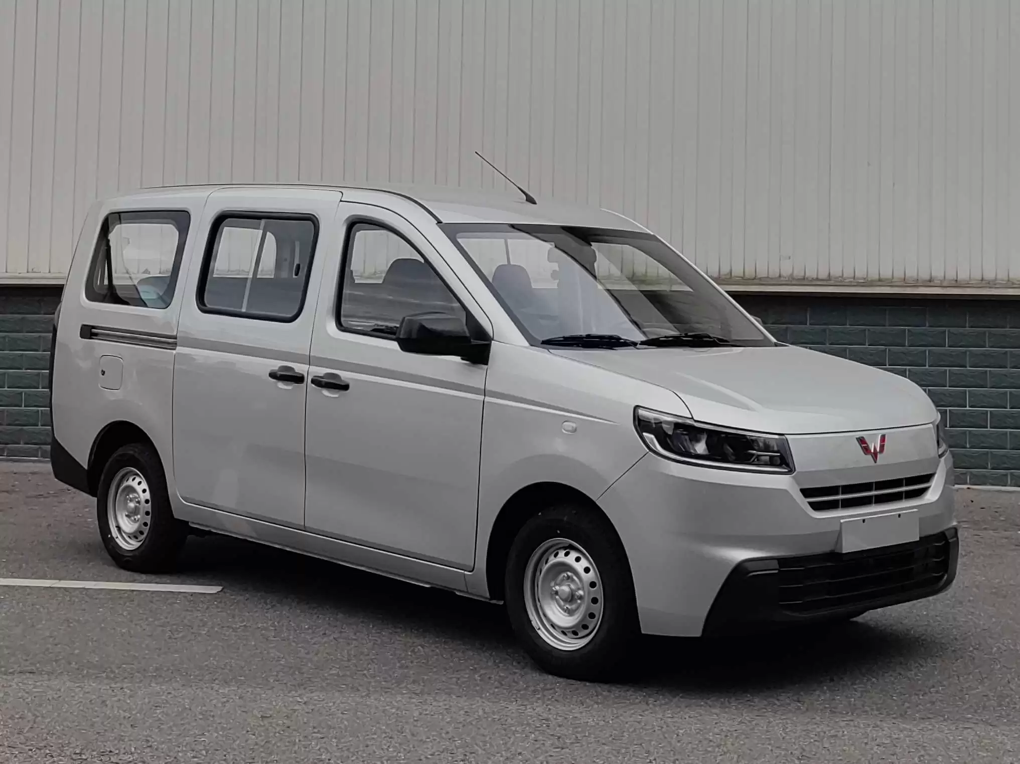 全新五菱荣光汽车现身工信部：可选纯电 / 燃油动力，4.5 米车长