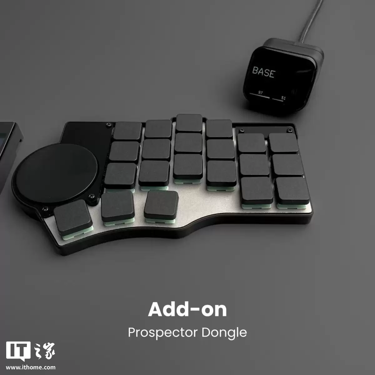 Toucan 机械键盘亮相：分体式人体工学键位，自带圆形触摸板、显示屏