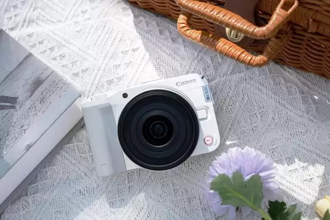 轻便与专业兼得：五款热门Vlog相机横评，佳能R50V带来6K画质与智能对焦胜出