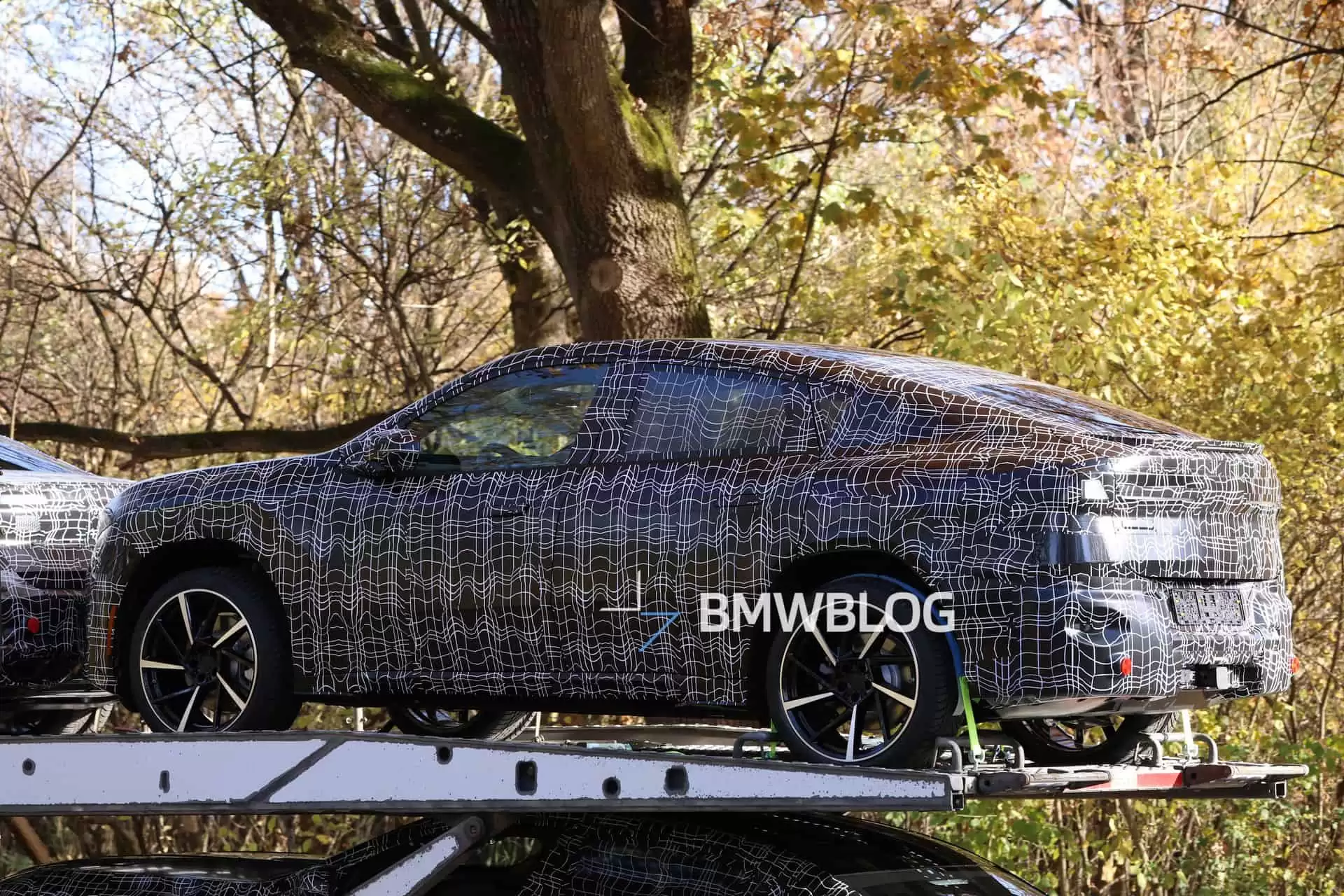 宝马第二款纯电轿跑 SUV：iX4 渲染图首曝，溜背造型、运动风格