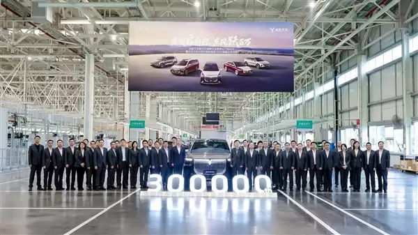 岚图第30万辆整线下线：华系最霸气旗舰SUV泰山来了！
