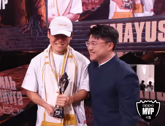 T1 Gumayusi展示FMVP奖杯:我偶像Uzi亲手颁的!