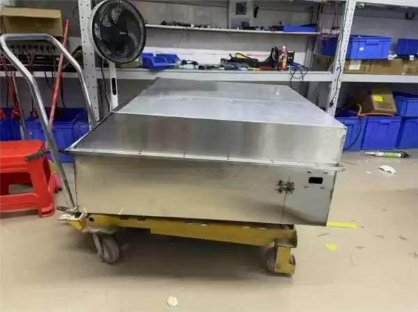 真敢啊!男子给电动车加装74度三元锂电池包:就放在后备厢