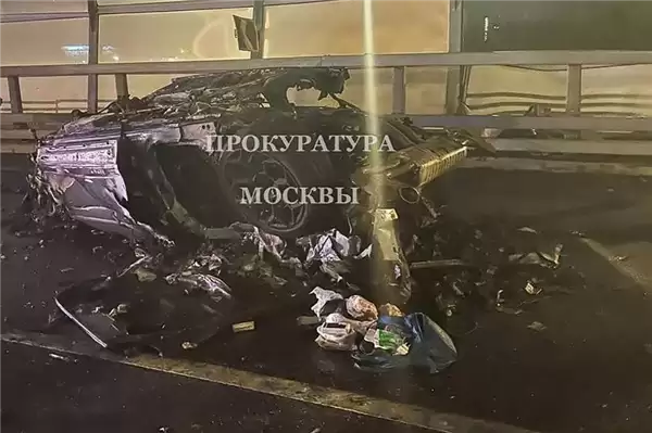 俄罗斯一富豪驾驶兰博基尼Urus失控翻车身亡：现金散落一地