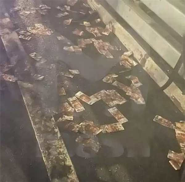 俄罗斯一富豪驾驶兰博基尼Urus失控翻车身亡：现金散落一地