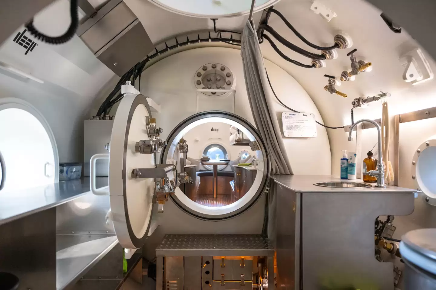 40 年来全球首个水下居住舱 Vanguard 亮相，可供 4 人轮流在海底生活一周