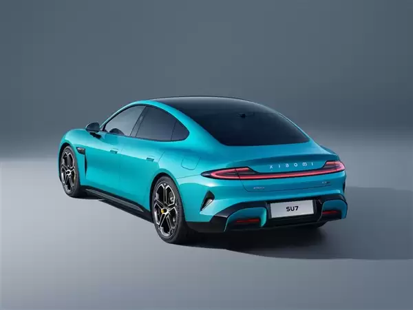 小米SU7改款配置大增 涨价万元上热搜！小米汽车客服回应