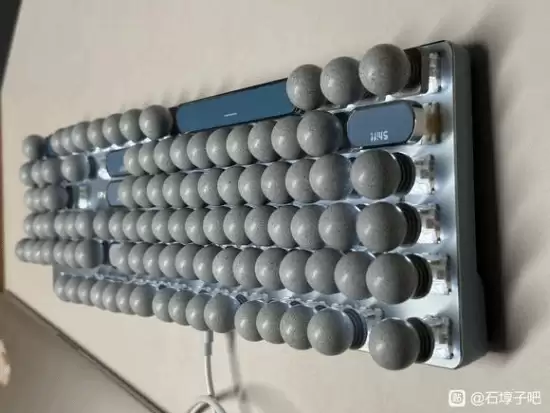 太会玩了！网友推出奇趣配件：石墩子键帽