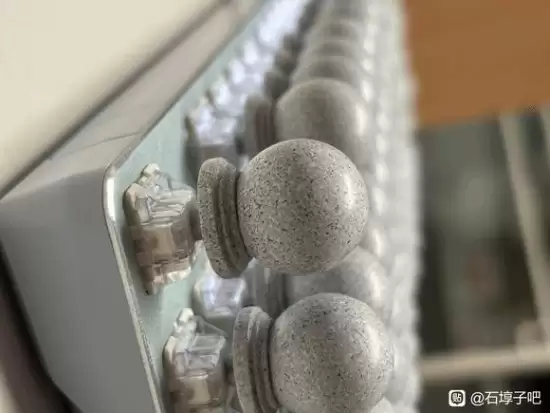 太会玩了！网友推出奇趣配件：石墩子键帽