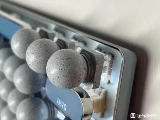 太会玩了！网友推出奇趣配件：石墩子键帽