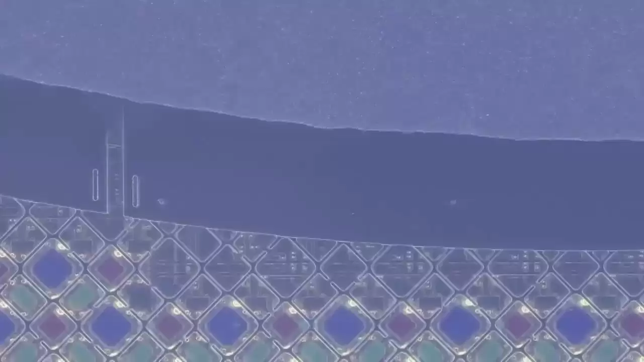 摆动摄影术看穿苹果 iPhone 17 Pro,屏幕原来是“3D”的