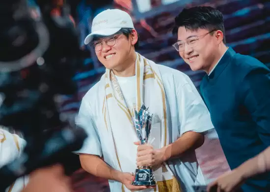 T1 Gumayusi展示FMVP奖杯:我偶像Uzi亲手颁的!