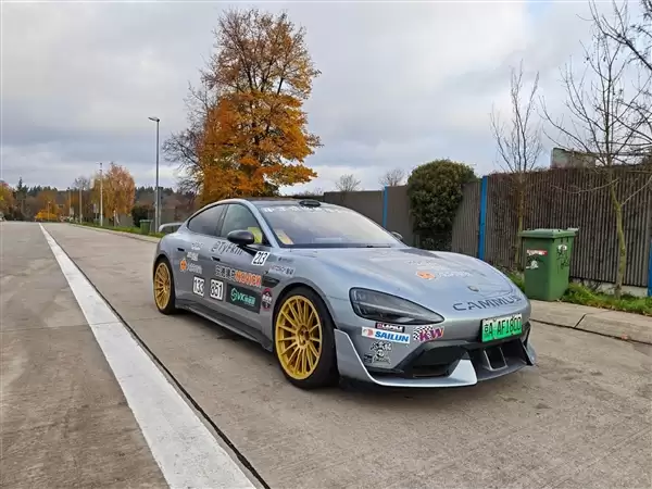 博主开小米SU7 Ultra在德国高速超速被拦 结果交警没罚款还要看车