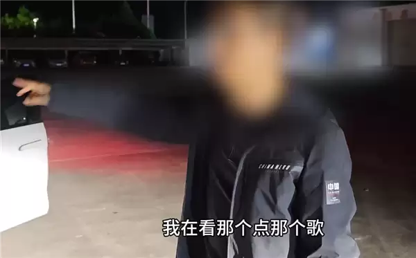 高速上开车直接冲进绿化带致车辆报废+男子：当时在点歌