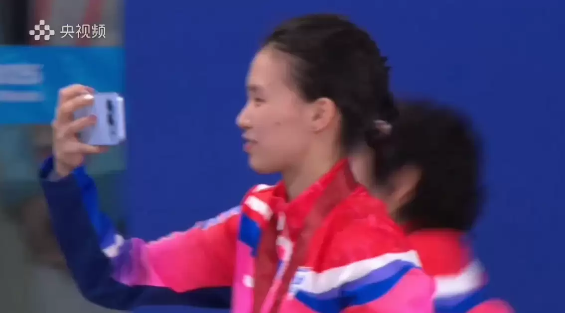 荣耀 500 真机全球首曝:后置横向 Deco 设计,“设计果果的”