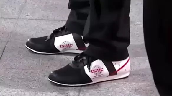 台积电董事长运动鞋意外走红：印官方logo 风头盖过英伟达黄仁勋