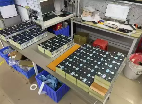 真敢啊!男子给电车加装74度三元锂电池包:就放在后备厢