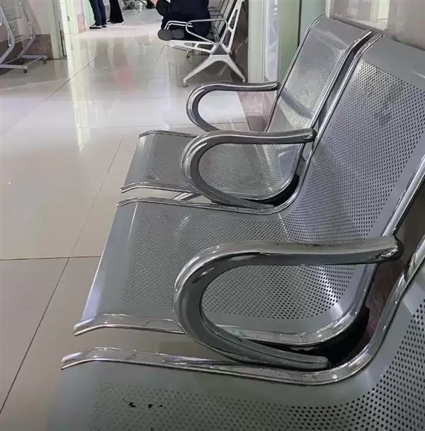 为啥医院椅子有的密密麻麻带小孔：原因揭开