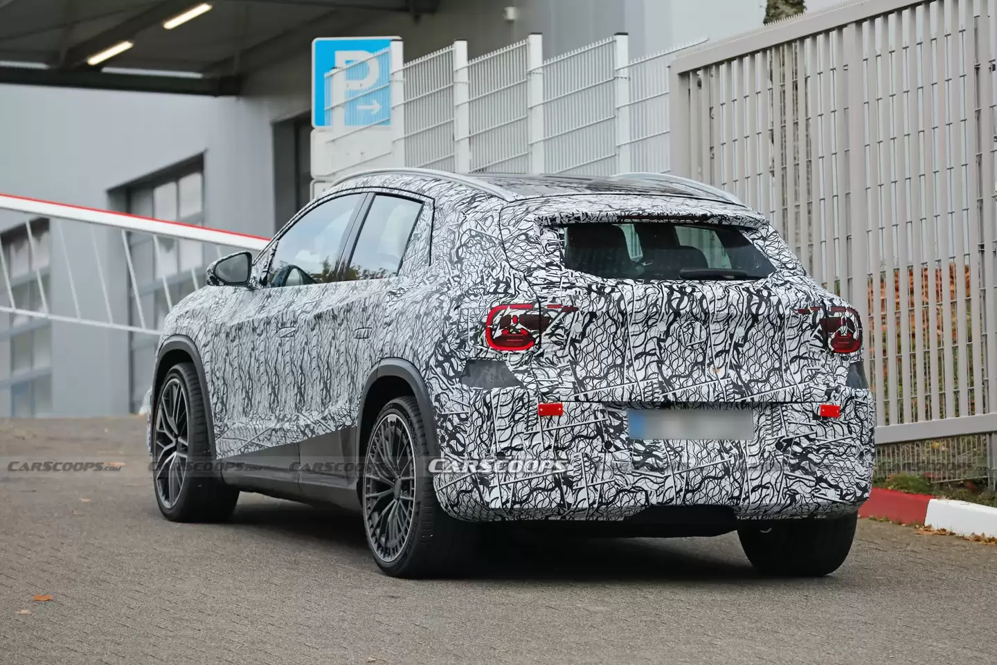 AMG 纯电“小钢炮”新车 GLA EQ 谍照曝光：消息称超 500 马力，还有漂移模式