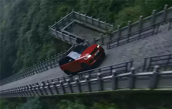 尴尬!一电动车挑战爬天门山台阶失败:溜车后撞坏护栏