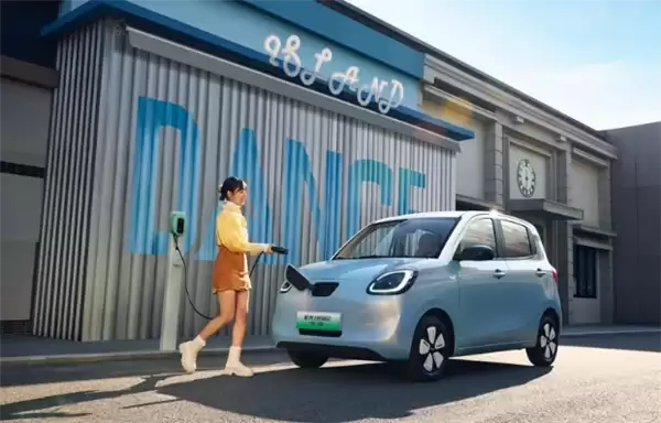 置换5.28万元 五菱宏光MINIEV四门版301km续航版上市