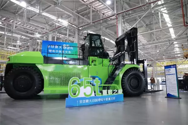 突破极限!全球最大65吨级锂电平平衡重叉车下线