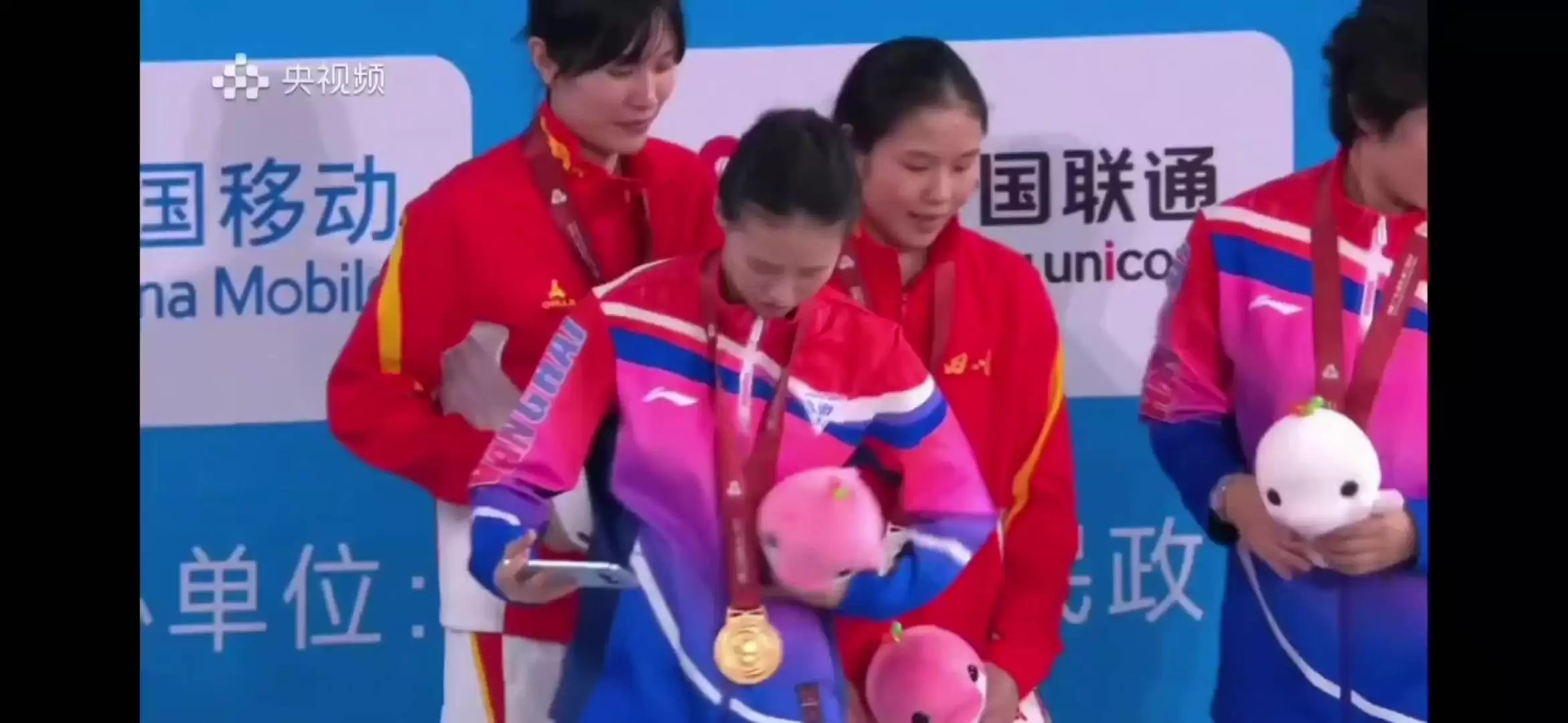 荣耀 500 真机全球首曝:后置横向 Deco 设计,“设计果果的”