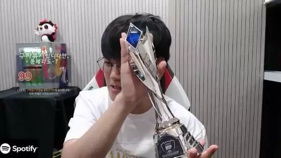 Gumayusi捧FMVP奖杯泪谢Uzi圆梦