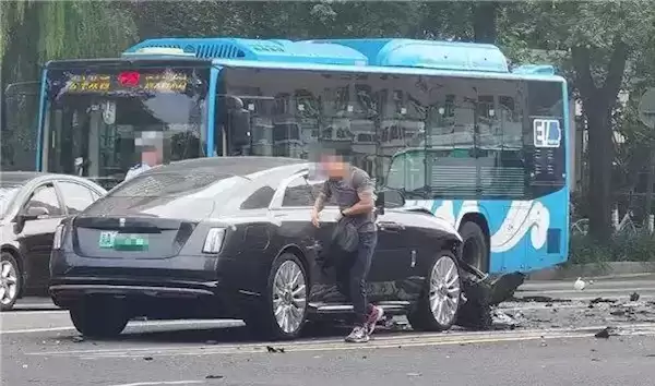 智能辅助驾驶超越人类?事故争议引技术边界热议