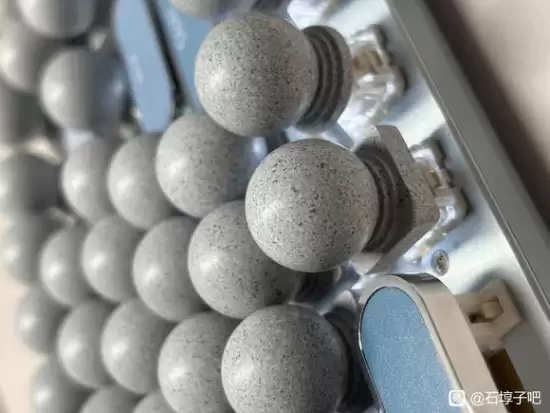 太会玩了！网友推出奇趣配件：石墩子键帽