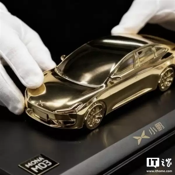 限量200台、售价398元，小鹏商城发售Mona M03 24K镀金车模