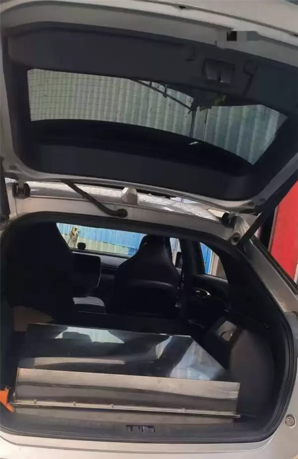 真敢啊!男子给电车加装74度三元锂电池包:就放在后备厢