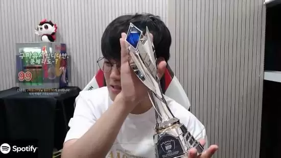 T1 Gumayusi展示FMVP奖杯:我偶像Uzi亲手颁的!