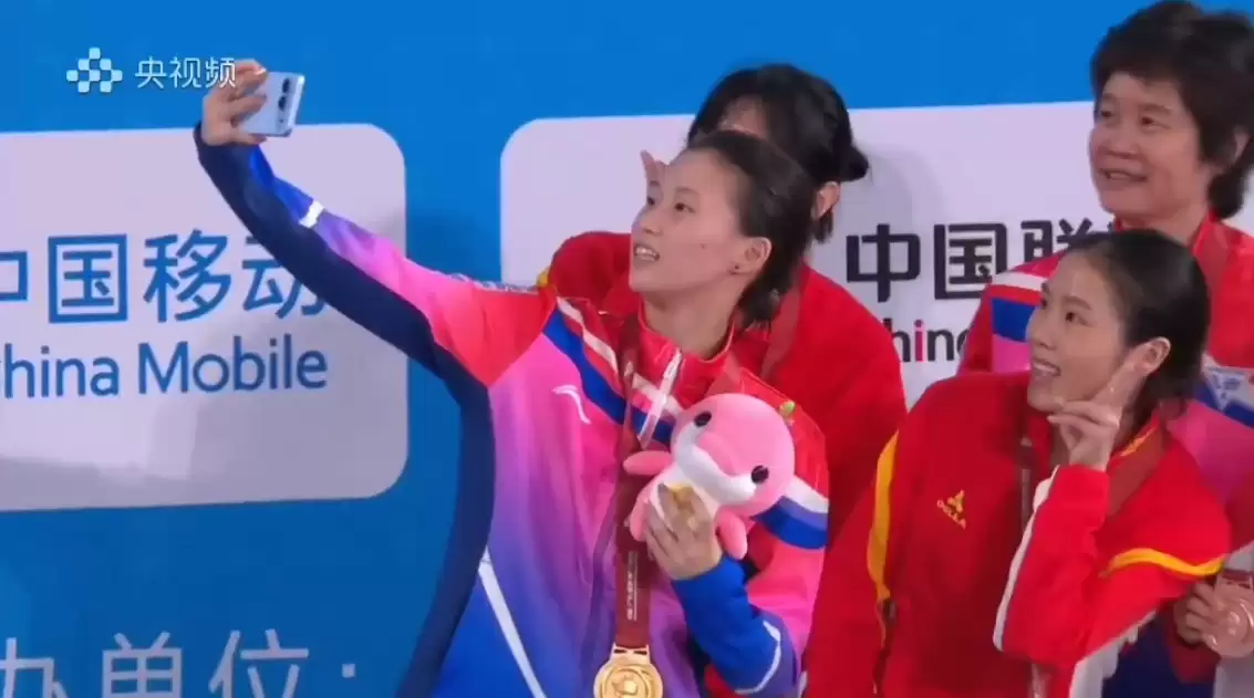 荣耀 500 真机全球首曝:后置横向 Deco 设计,“设计果果的”