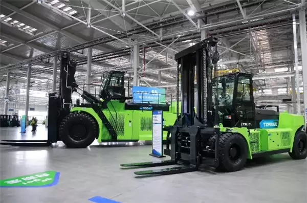 突破极限!全球最大65吨级锂电平平衡重叉车下线