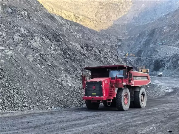 华为技术+移动5G 博主体验100吨无人驾驶矿车：就像玩游戏