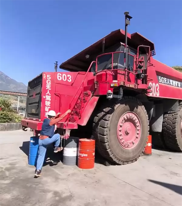 华为技术+移动5G 博主体验100吨无人驾驶矿车：就像玩游戏