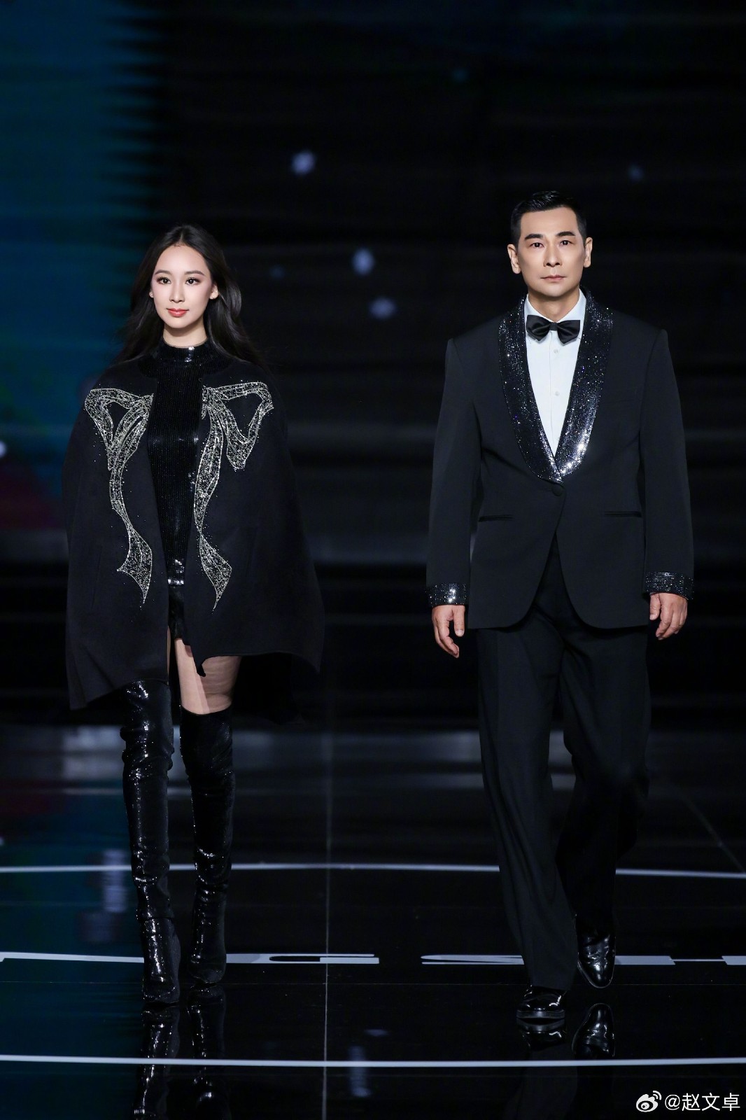 赵文卓带大女儿赵子仪走秀 女儿高颜值撞脸黄圣依