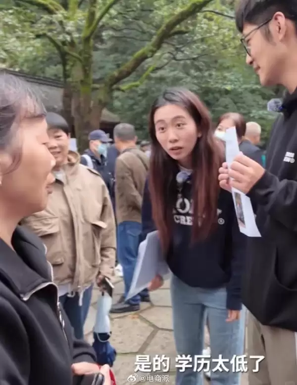 画面太社死！影视飓风Tim带着“坦诚”版简历去相亲角：被大妈吐槽学历低