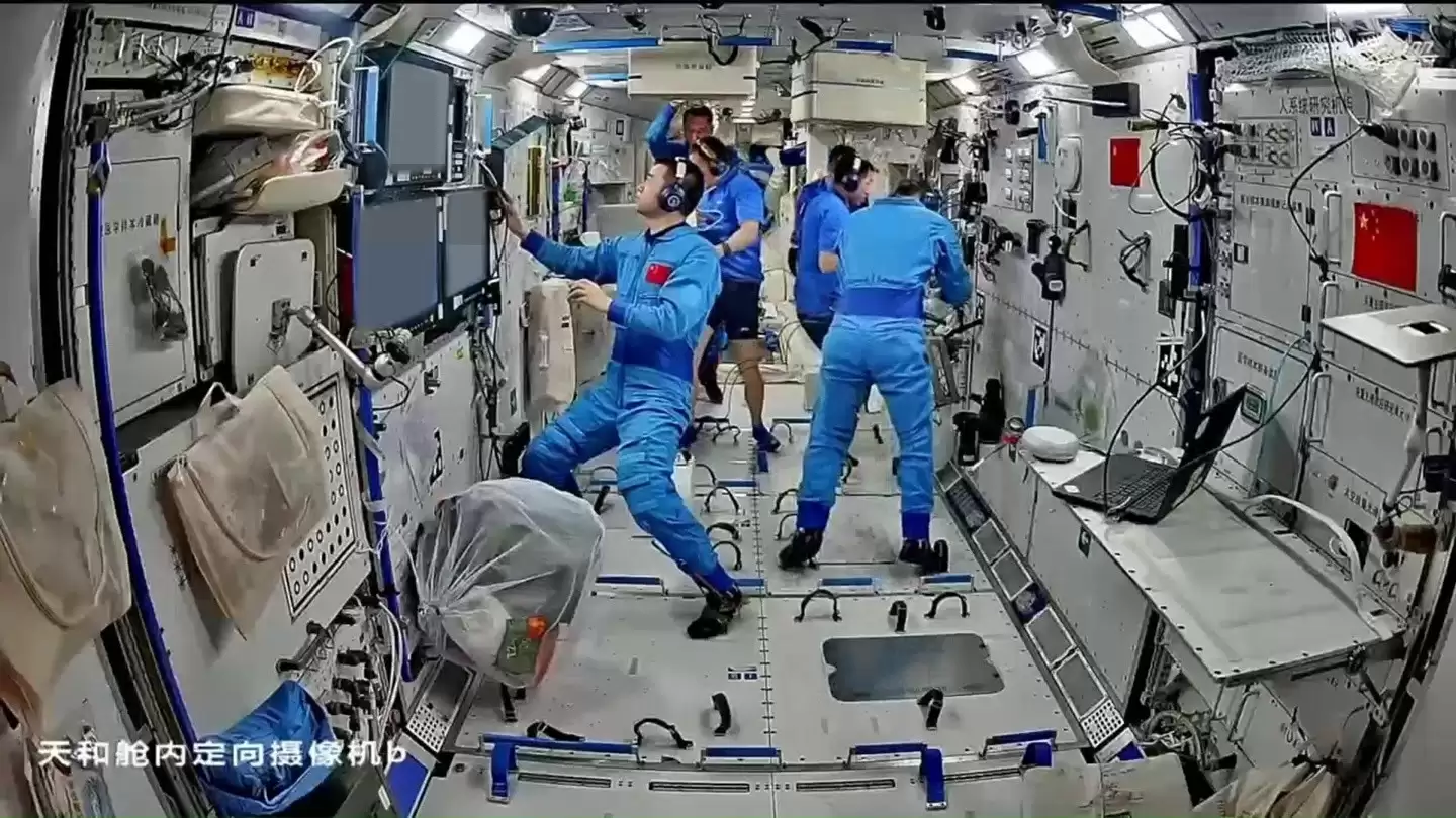 神舟二十号因碎片撞击推迟返回六名航天员在轨协力的推进任务