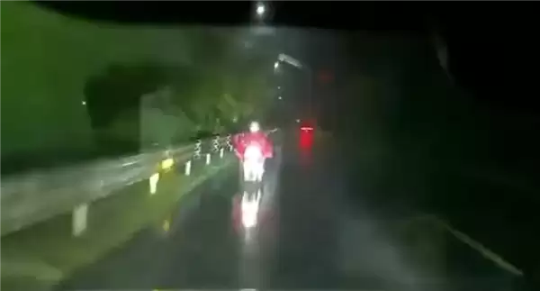 有功能不会用 司机雨天开车伸手擦车窗除雾:不慎撞人致死