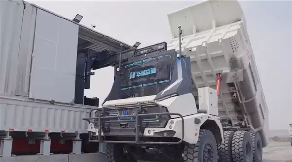 华为技术+移动5G 博主体验100吨无人驾驶矿车：就像玩游戏