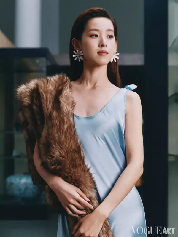 章泽天登上VOGUEArt最新封面 担任VOGUE客座总监理