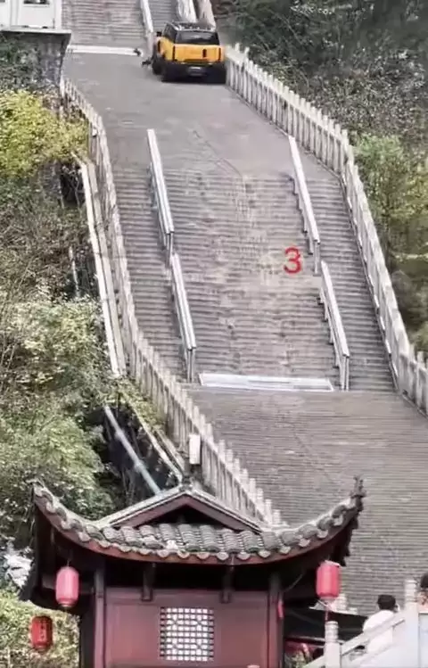 奇瑞风云X3L挑战天门山天梯失控行车事故引关注