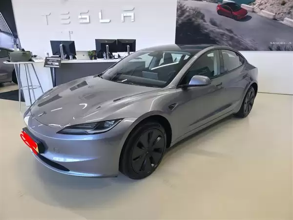 特斯拉Model 3被时速250公里奔驰AMG撞上：车主无碍 又提了一台